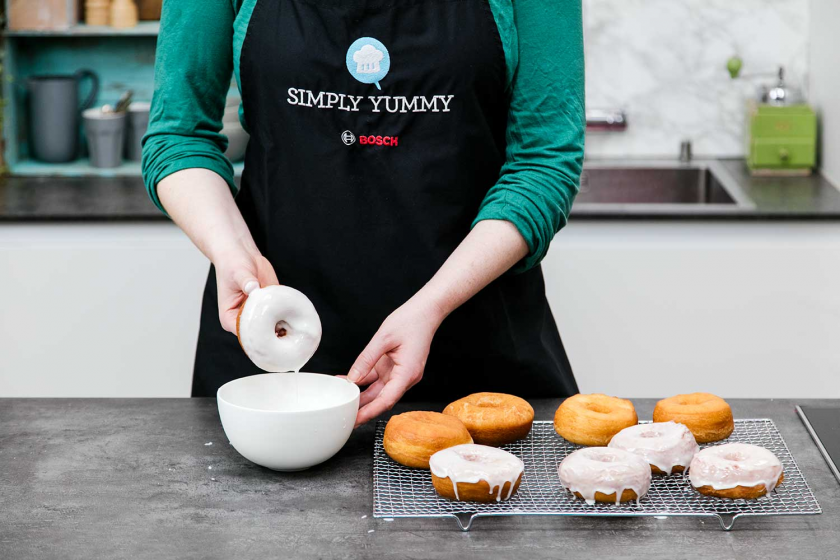Donuts werden glasiert.
