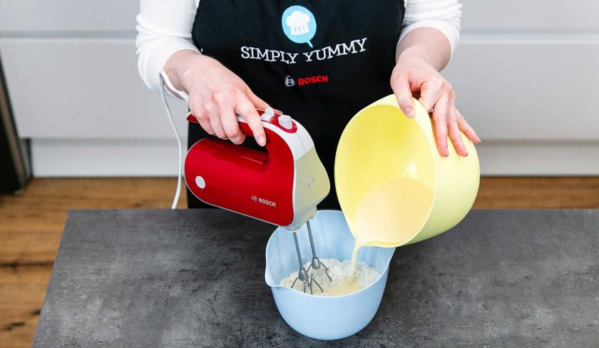 Für  die Donuts mit Zimtstreuseln wird ein Rüührteig in einer Rührschüssel gemixt.