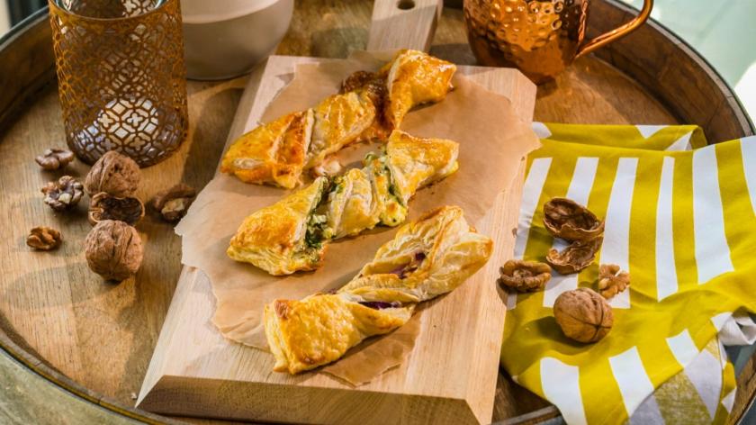 Drei verschiedene Knusperstangen auf Holzbrett.