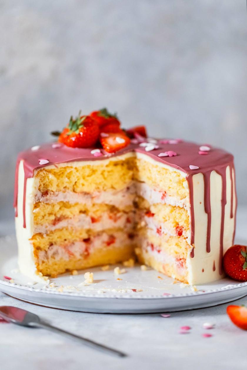 Drip Cake mit Ruby Chocolate und Erdbeeren | Simply Yummy
