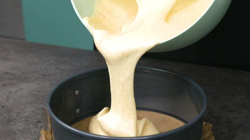 Der Teig für den Eierlikör Drip Cake mit weißer Schokolade wird in eine Springform gegeben,