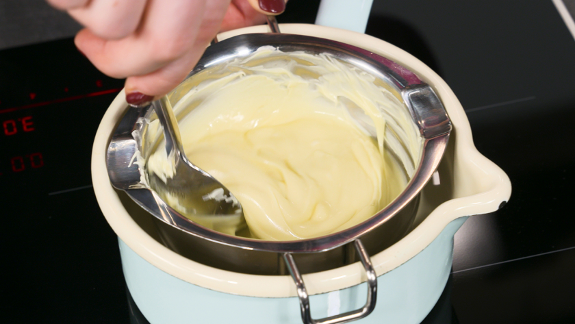 Für den Eierlikör Drip Cake mit weißer Schokolade wird die Schokolade in einem Wasserbad geschmolzen.