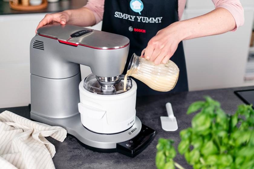 Eismasse wird in eine Eismaschine gefüllt.