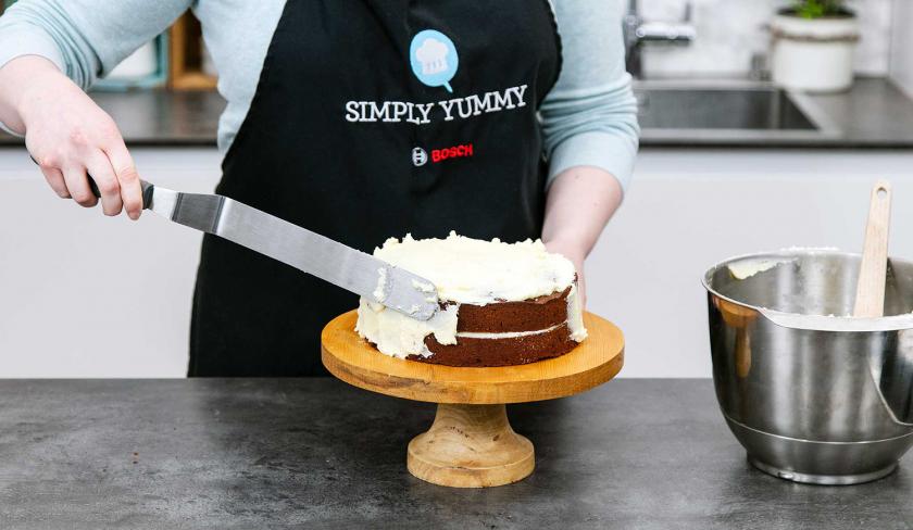 Die Eiskaffee-Torte wird mit Frischkäse-Frosting eingestrichen.