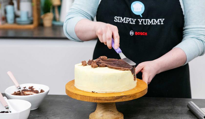 Die Creme auf der Eiskaffee-Torte wird glatt gestrichen.