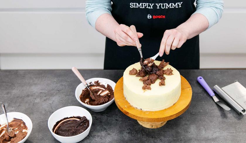 Die Kaffeecremes werden auf der Eiskaffee-Torte verteilt.
