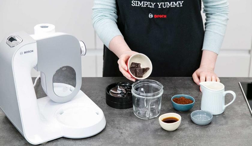 Schokolade wird in einen kleinen Mixer gegeben.