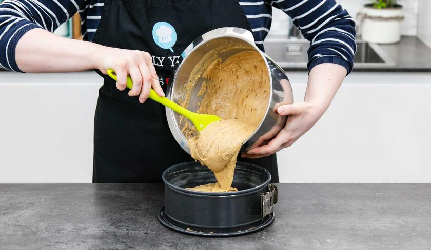 Der Teig für die Eiskaffee-Torte wird in eine Springform gefüllt.