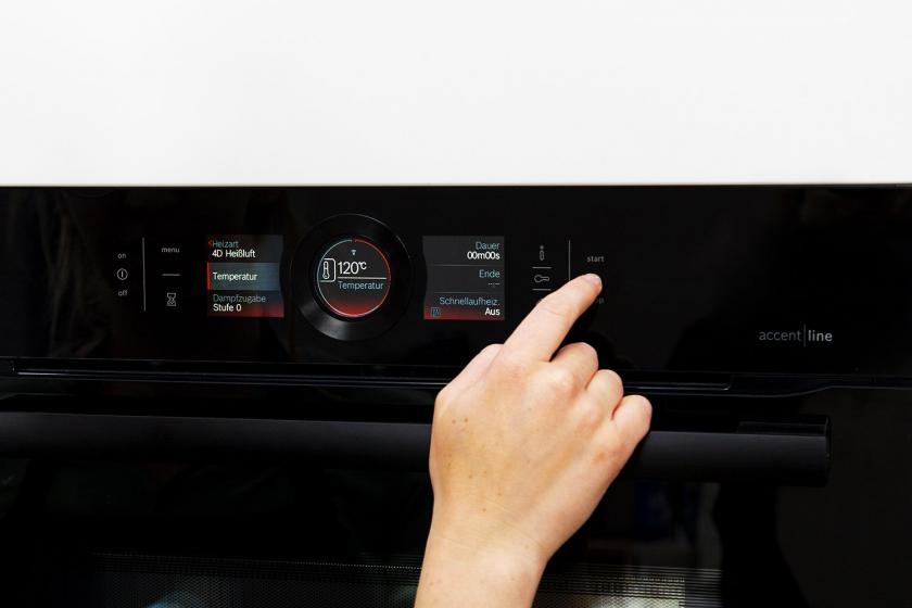 Der Backofen wird eingeschaltet.