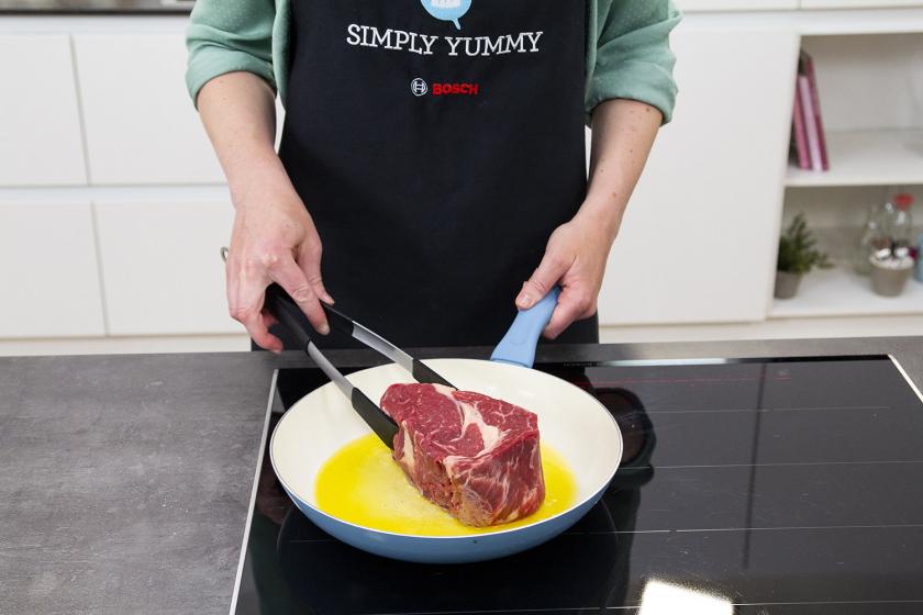 Entrecôte wird in der Pfanne scharf angebraten.