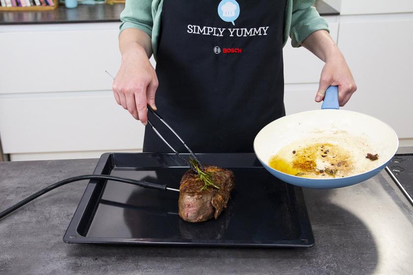 Das Entrecôte wird auf ein Backblech gesetzt.