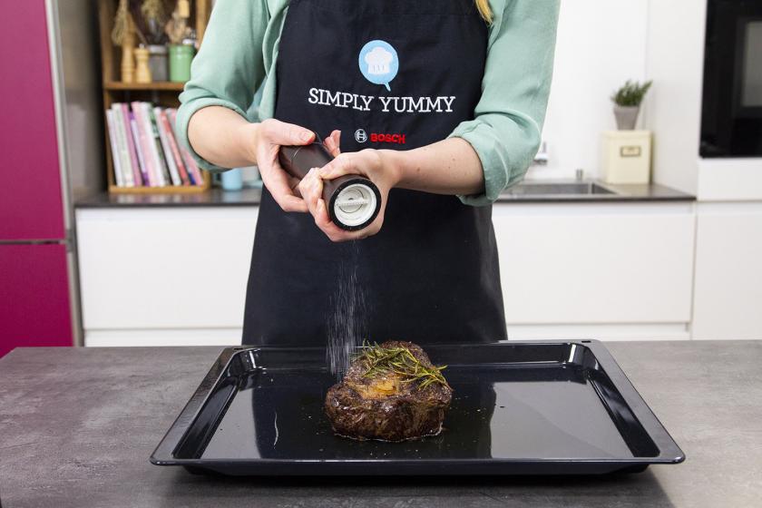 Das Entrecôte wird mit Salz gewürzt.