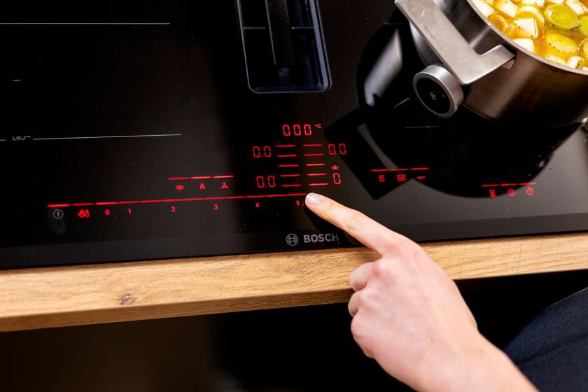 Der Herd wird eingeschaltet.