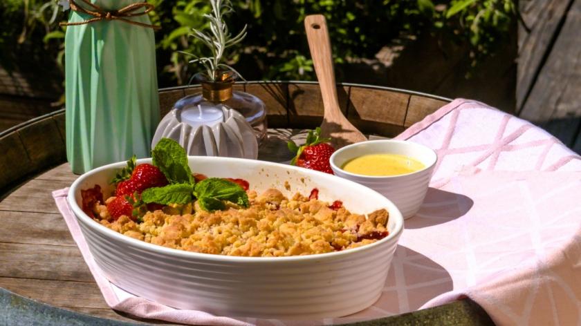 Erdbeer-Crumble in einer Auflaufform.