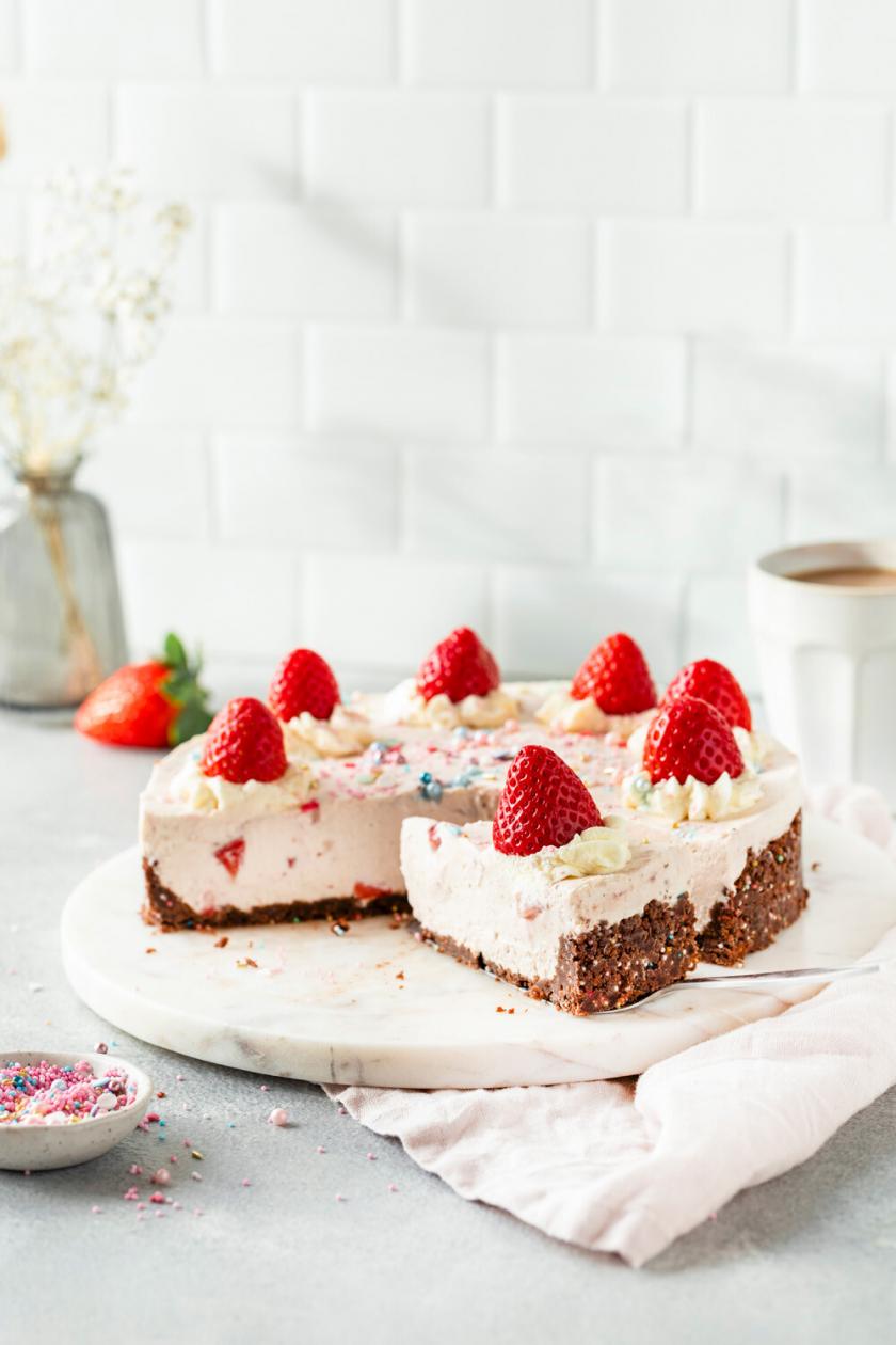 Erdbeer-Milchshake-Kuchen ohne Backen | Simply Yummy