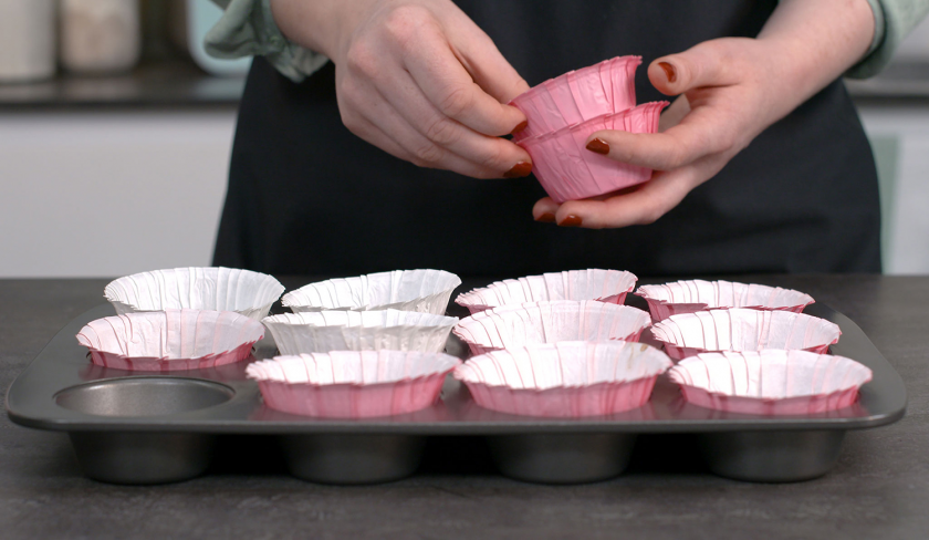 Für die Erdbeer-Muffins wird eine Muffin-Form mit Papierförmchen ausgekleidet-