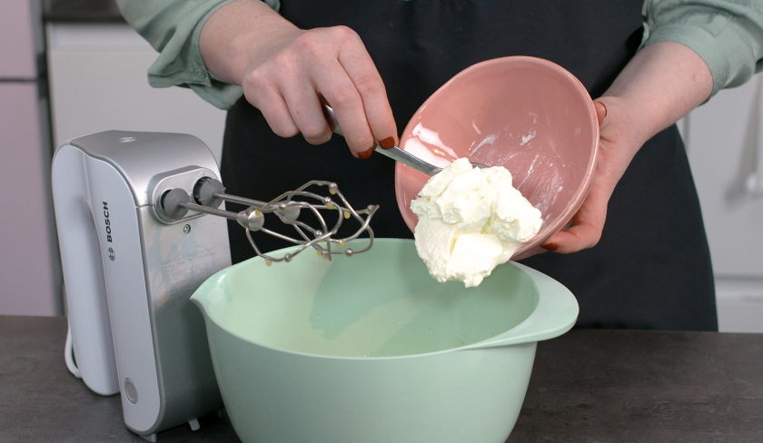 Für den Teig der Erdbeer-Muffins wird Joghurt in eine Rührschüssel gegeben.