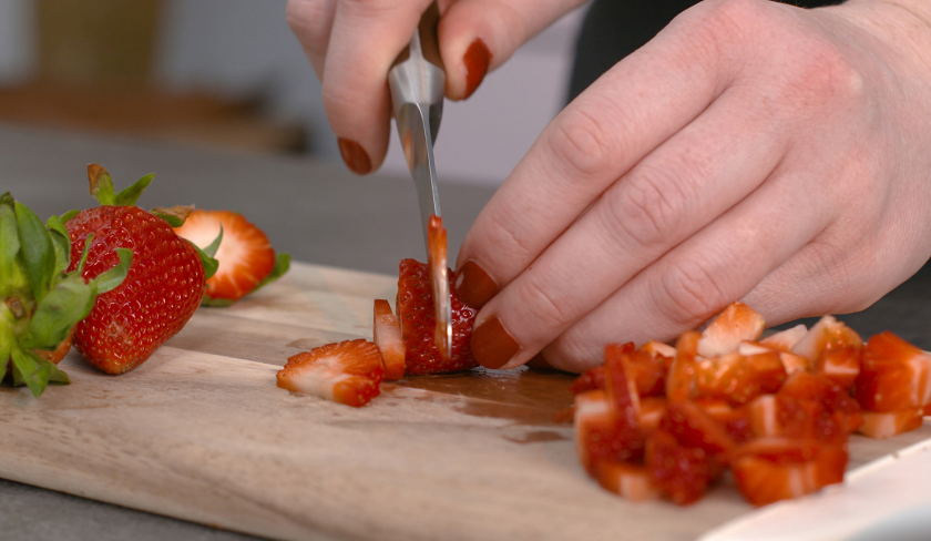Für die Erdbeer-Muffins werden frische Erdbeeren gewürfelt.