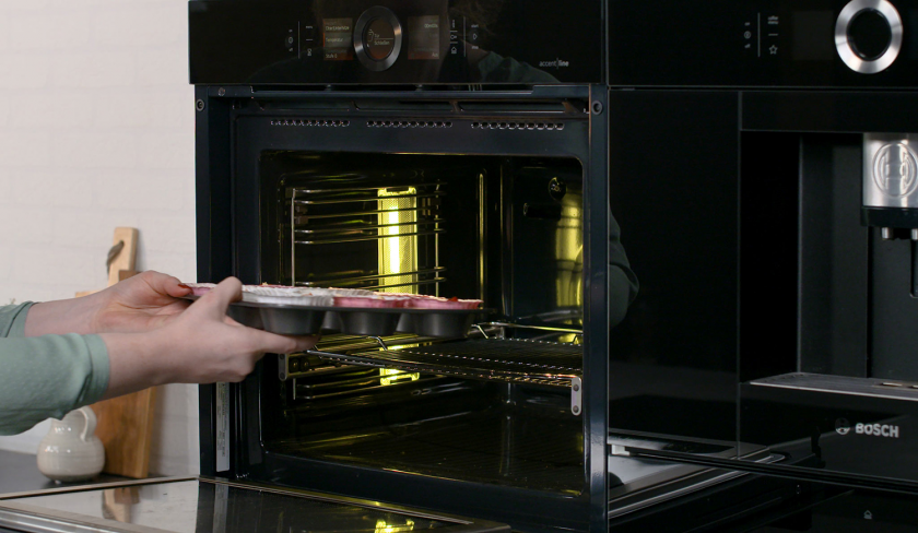 Die Erdbeer-Muffins werden in den Ofen gegeben.