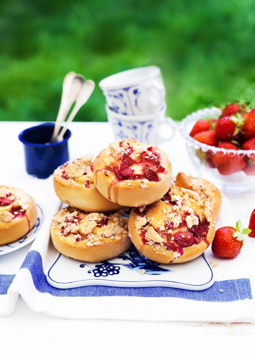 Erdbeer-Rhabarber-Hefeschnecken mit Streusel