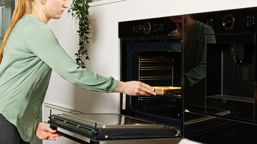Erdbeer-Schmand-Tarte wird in den Backofen gegeben.
