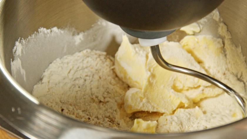 Teig für die Erdbeer-schmand-Tarte wird mit einer Küchenmaschine geknetet.