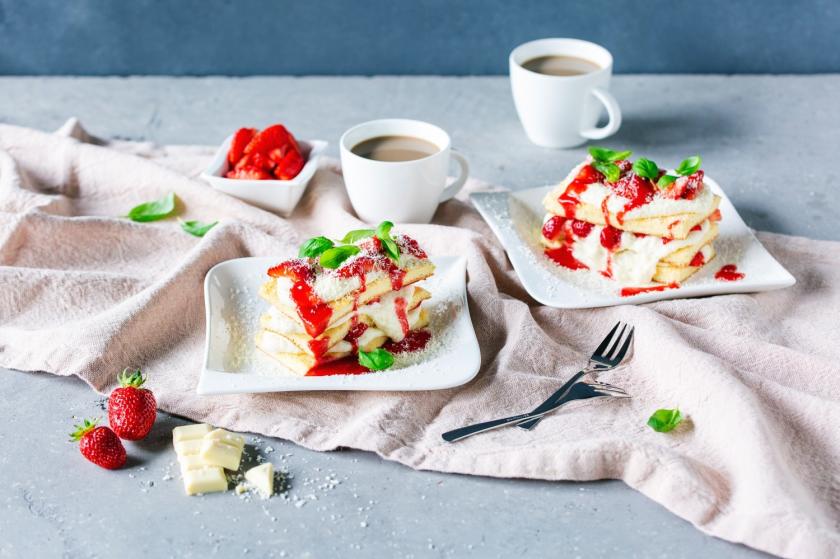 Zwei Stücke Erdbeerlasagne auf Tellern.