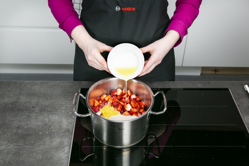 Für die Erdbeermarmelade wird Gelierzucker in einen Topf zu den restlichen Zutaten gegeben.