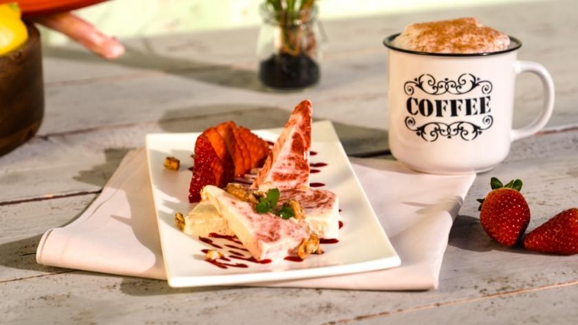 Erdbeerparfait mit karamellisierten Nüssen