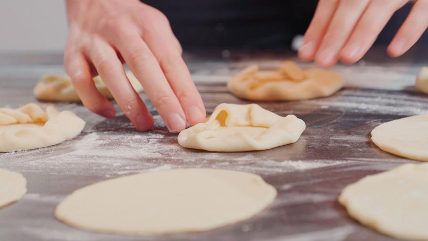 Der Teig für die Erdbeerplunder wird zu Nestern geformt.