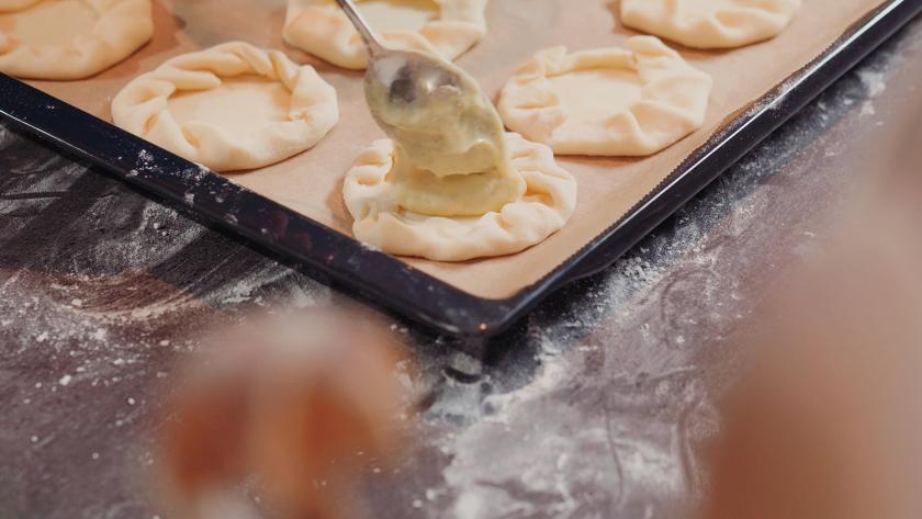 Die Erdbeerplunder werden mit Pudding gefüllt.