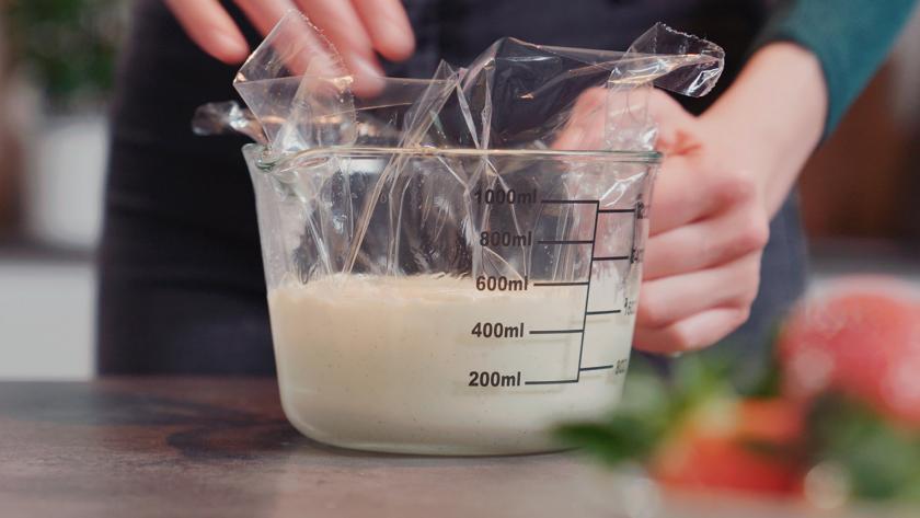 Pudding wird mit Folie abgedeckt.