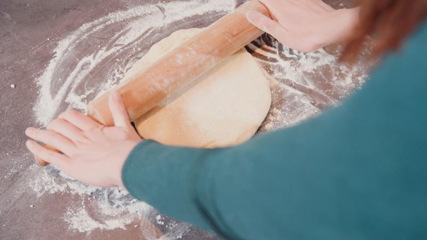 Der Teig für die Erdbeerplunder wird ausgerollt.