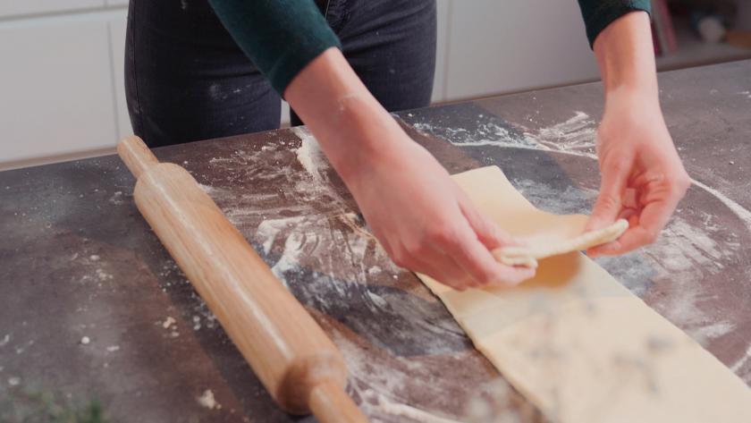 Der Teig für die Erdbeerplunder wird zusammengelegt.