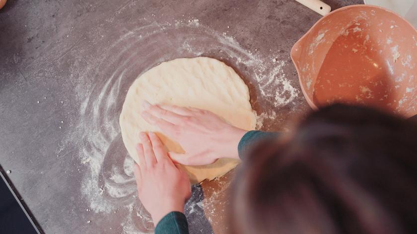 Der Teig für die Erdbeerplunder wird zu einer Scheibe geformt.