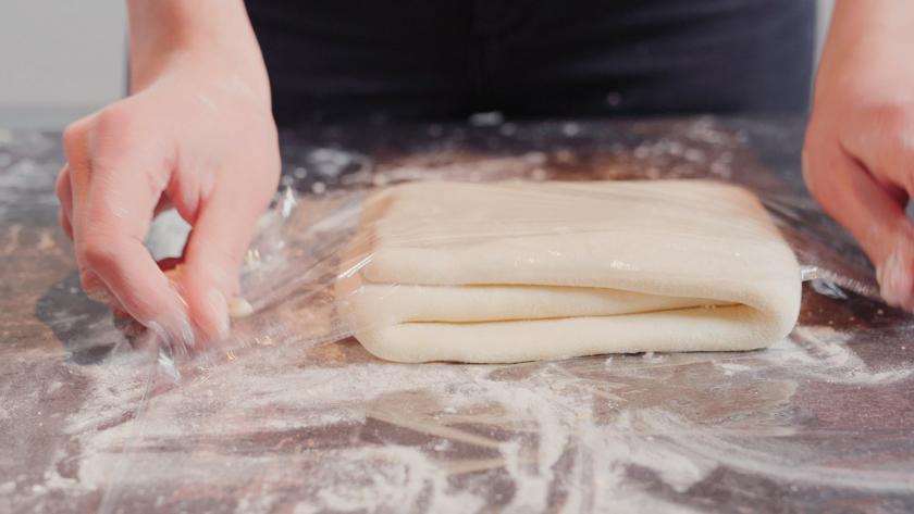 Der Teig für die Erdbeerplunder wird in Folie eingeschlagen.