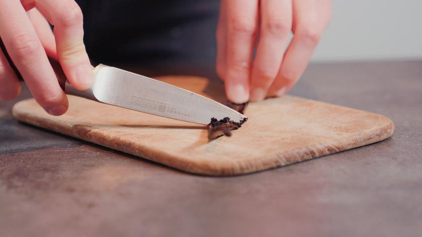 Vanilleschote wird ausgekratzt.
