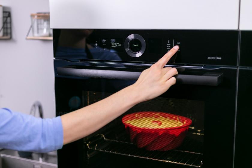 Der Backofen wird eingeschaltet.