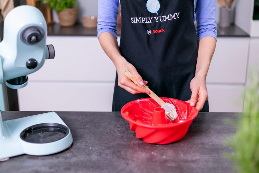 Gugelhupfform wird eingefettet.