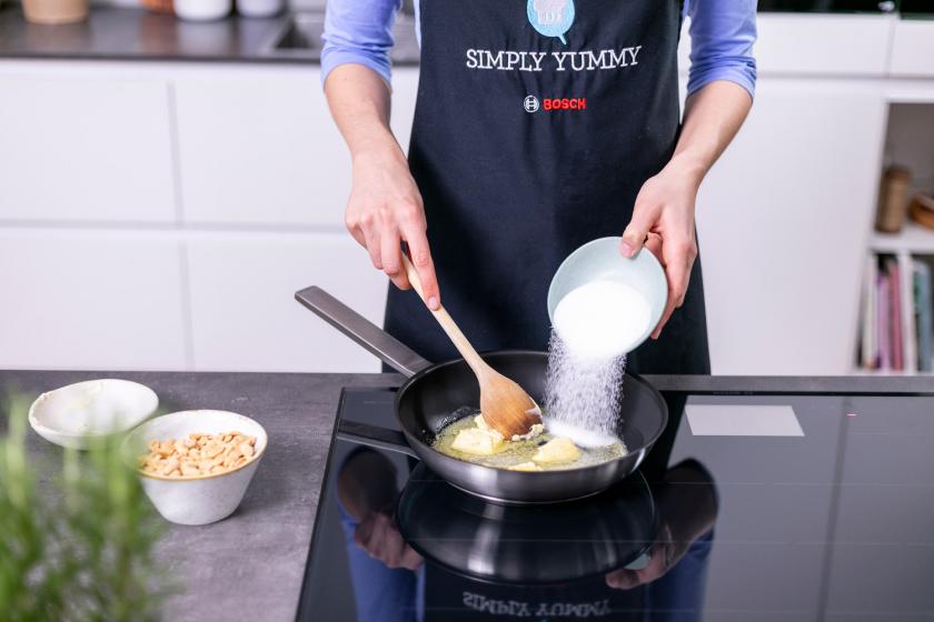 Zucker wird in eine Pfanne gegeben.