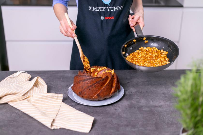 Der Erdnusskuchen wird mit Karamellnüssen dekoriert.