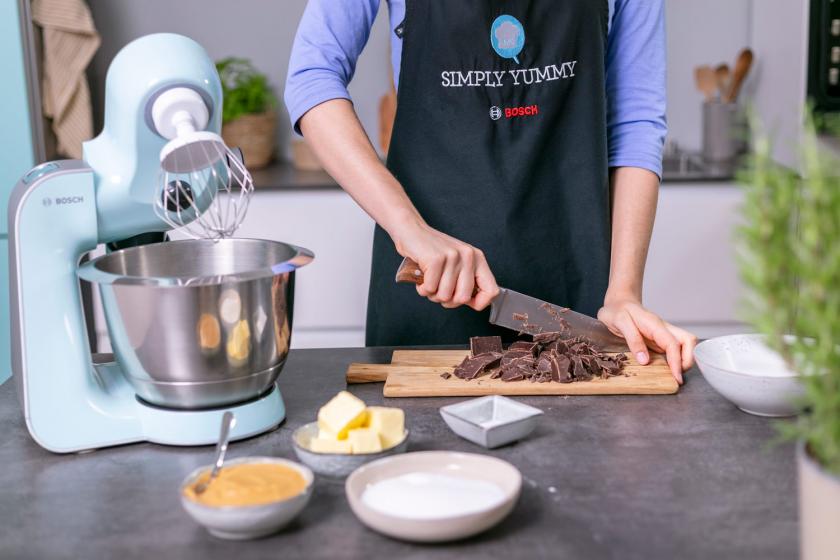 Schokolade wird mit einem Messer gehackt.