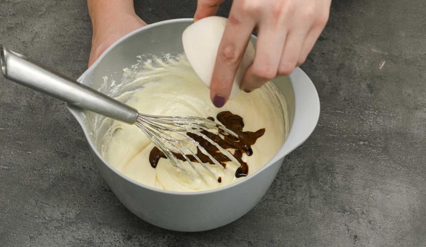 In das Frosting für die Espresso-Muffins mit weißer Schokolade wird Espresso gegeben.