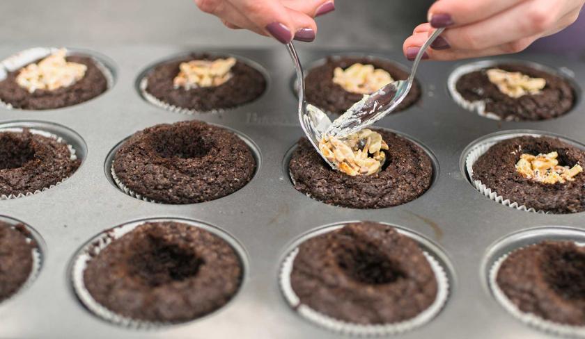 Die Espresso-Muffins mit weißer Schokolade werden mit Mandelstiften gefüllt.