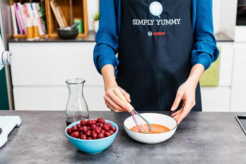 Kirsaft wird mit Stärke in einer Schale verrührt.