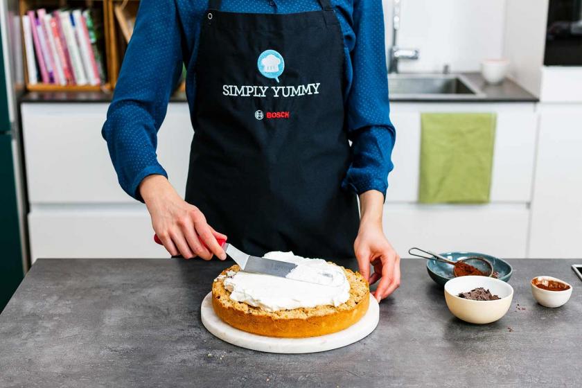 Sahne wird auf dem Feuerwehrkuchen verteilt.