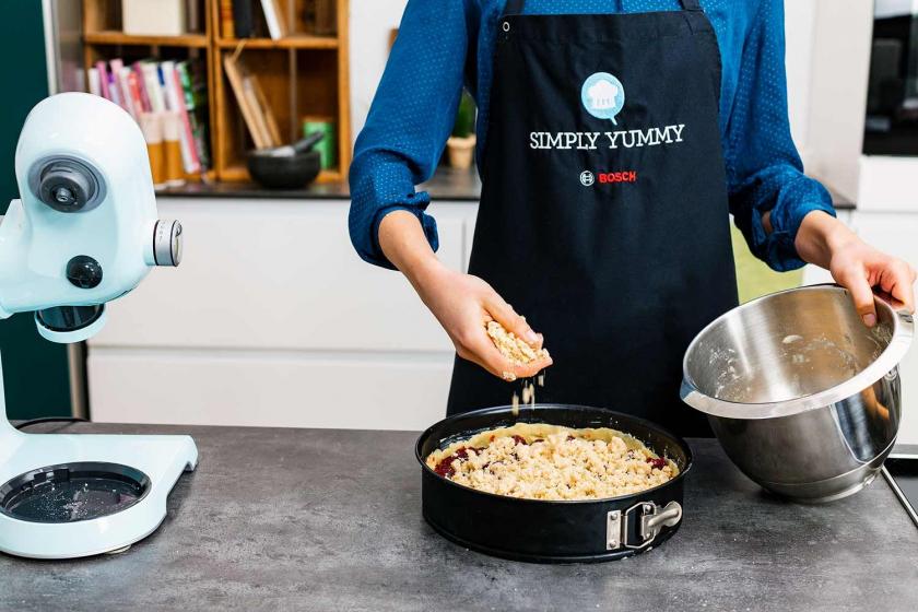 Streuseln werden auf dem Feuerwehrkuchen verteilt.