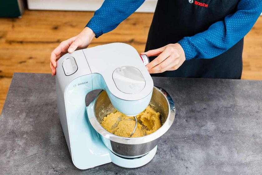 Der Mürbeteig für den Feuerwehrkuchen wird in einer Küchenmaschine geknetet.