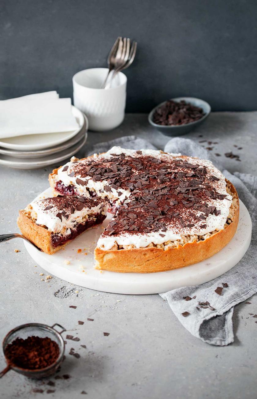 Feuerwehrkuchen mit Kirschen und Sahne