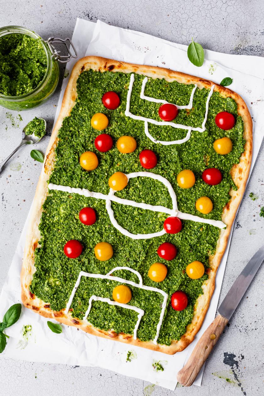 Knuspriger Flammkuchen als Fußballfeld